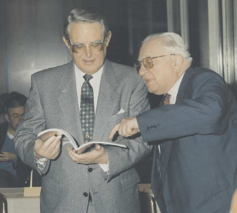 Erivan Haub zusammen mit Prof. Carlrichard Brühl bei der 1. Boker-Auktion 1985 in Wiesbaden.